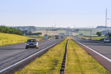 Beyaz Rusya - Mayıs, 29, 2018: yatay trafik Belarus bir karayolu üzerinde görüntü ile