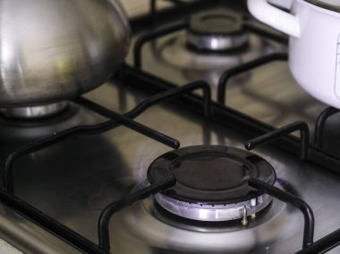Bir gaz sobası görüntüsünü kapat su ısıtıcısı ve pan ile