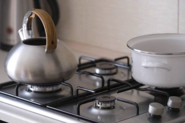 Bir gaz sobası görüntüsünü kapat su ısıtıcısı ve pan ile
