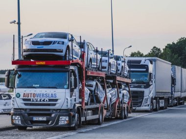 Polonya - Mayıs, 31, 2018: Bir park kamyonlara bir otoyol Polonya yakınındaki.