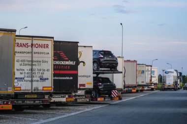 Polonya - Mayıs, 31, 2018: Bir park kamyonlara bir otoyol Polonya yakınındaki.