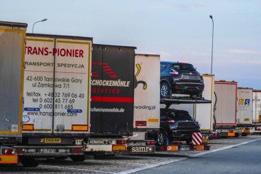 Polonya - Mayıs, 31, 2018: Bir park kamyonlara bir otoyol Polonya yakınındaki.