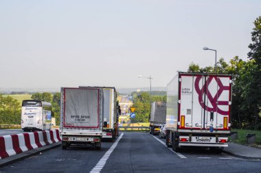 Polonya - Mayıs, 31, 2018: Bir park kamyonlara bir otoyol Polonya yakınındaki.
