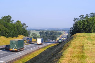 Polonya - 31 Mayıs 2018: Polonya'da bir karayolu üzerinde Rating görüntüsünü, yatay