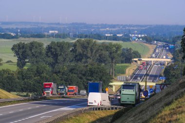 Polonya - 31 Mayıs 2018: Polonya'da bir karayolu üzerinde Rating görüntüsünü, yatay