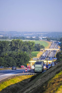 Polonya - 31 Mayıs 2018: Polonya'da bir karayolu üzerinde Rating görüntüsünü, yatay