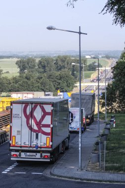 Polonya - Mayıs, 31, 2018: Bir park kamyonlara bir otoyol Polonya yakınındaki.