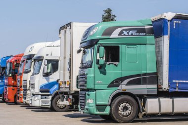 Polonya - Mayıs, 31, 2018: Bir park kamyonlara bir otoyol Polonya yakınındaki.