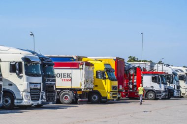 Polonya - Mayıs, 31, 2018: Bir park kamyonlara bir otoyol Polonya yakınındaki.