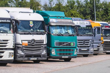 Polonya - Mayıs, 31, 2018: Bir park kamyonlara bir otoyol Polonya yakınındaki.