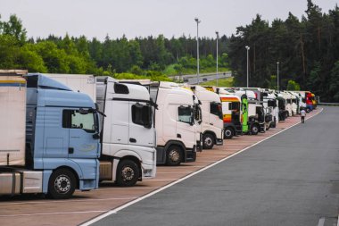 Almanya - Mayıs, 31, 2018: Bir park kamyonlara bir otoyol Almanya yakınındaki.