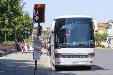 Florence, İtalya - Haziran, 3, 2018: Floransa sokakta turist otobüsü