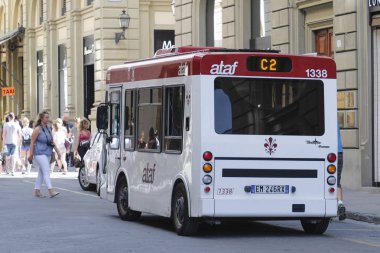 Florence, İtalya - Haziran, 3, 2018: Floransa sokakta turist otobüsü
