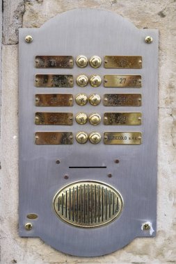 Padova, İtalya - Haziran, 6, 2018: Antik kapı telefon ve posta kutusuna Padova, İtalya