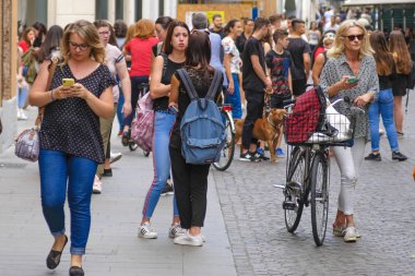 Padova, İtalya - Mayıs, 6, 2018: kalabalık bir turist bir sokakta, Padova, İtalya