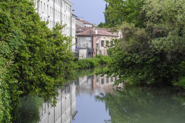 Padova, İtalya - Mayıs, 6, 2018: Evleri Padova'da kanal kıyısında