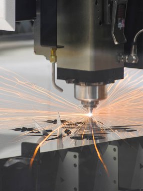 Lazer kesme makinesi bir iş yerinde