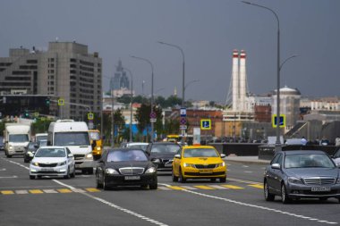 Moskova, Rusya - Mayıs, 18, 2018: arabalar trafikte Moskova'da reçel.