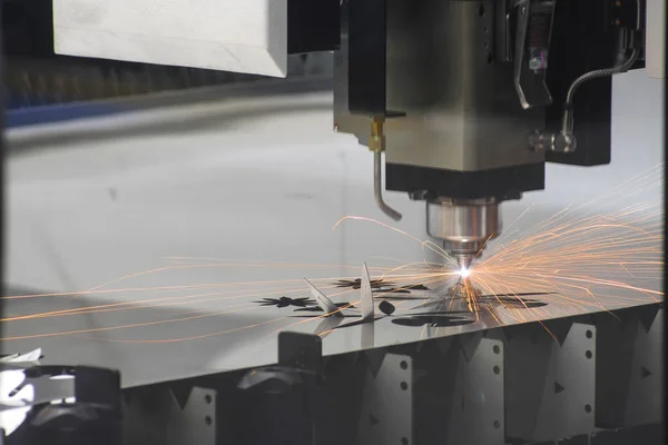 Laserschneidmaschine Bei Der Arbeit — Stockfoto