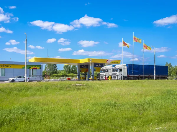 Smolensk bölgesi, Rusya Federasyonu - Mayıs, 29, 2018: kamyon bir benzin istasyonu Smolensk bölgesi, Rusya Federasyonu