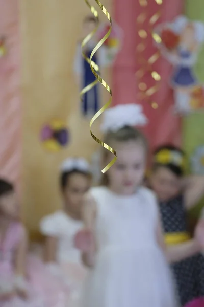 Ruban Doré Vacances Sur Devant Scène Enfants Flous Âge Maternelle — Photo