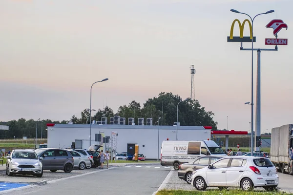 Polsko Květen 2018 Auta Parkoviště Poblíž Dálnice Polsku — Stock fotografie