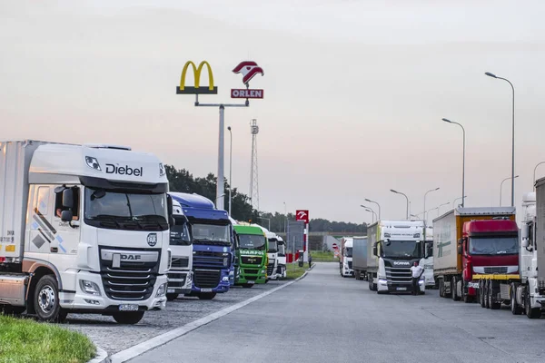 Polen Mei 2018 Vrachtwagens Een Parkeerplaats Buurt Van Een Snelweg — Stockfoto