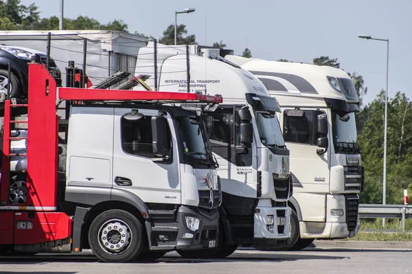 Polen Mei 2018 Vrachtwagens Een Parkeerplaats Buurt Van Een Snelweg — Stockfoto