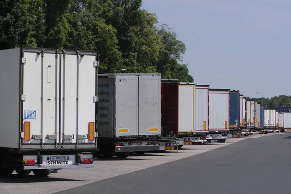 Polen Mei 2018 Vrachtwagens Een Parkeerplaats Buurt Van Een Snelweg — Stockfoto