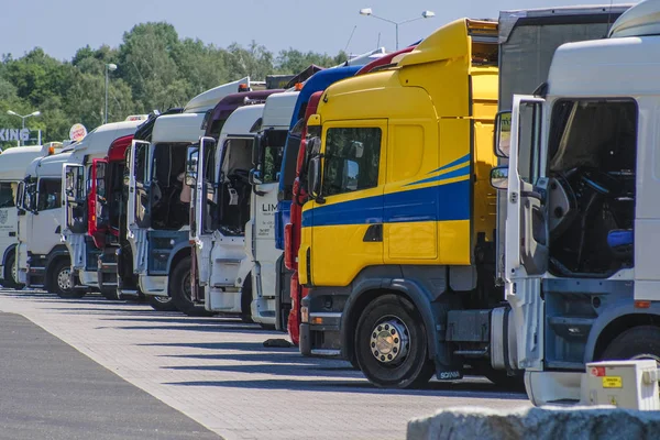 Polônia Maio 2018 Caminhões Estacionamento Perto Uma Estrada Polônia — Fotografia de Stock