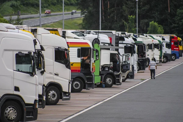 Duitsland Mei 2018 Vrachtwagens Een Parkeerplaats Buurt Van Een Snelweg — Stockfoto