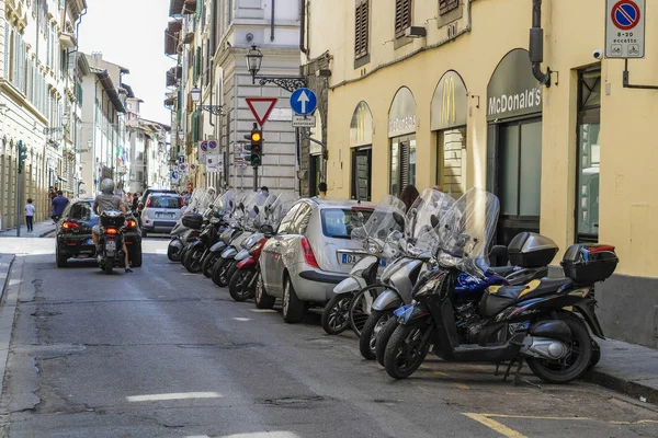 Firenze Olaszország Május 2018 Kerékpárok Autók Egy Parkoló Firenze — Stock Fotó