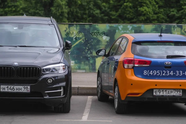 モスクワ ロシア連邦 2018 モスクワの駐車場に車 — ストック写真
