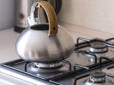 Bir gaz sobası görüntüsünü kapat su ısıtıcısı ve pan ile
