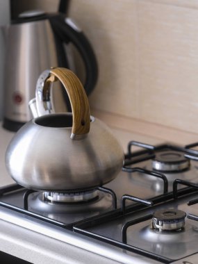 Bir gaz sobası görüntüsünü kapat su ısıtıcısı ve pan ile
