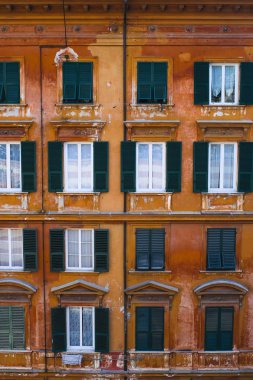 Genoa, İtalya - Haziran, 12, 2018: Cenova, İtalya'da bir konut bina duvar