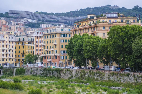 热那亚 意大利 2018 在热那亚的住宅区在河的堤 意大利 — 图库照片