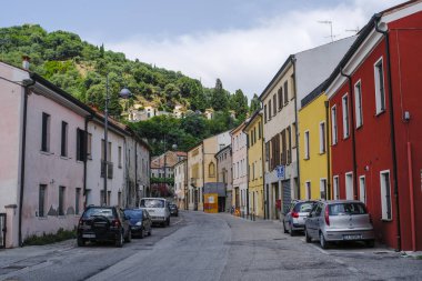 Moncelice, İtalya - Haziran, 13, 2018: Moncelice, Italya'da otopark arabalar