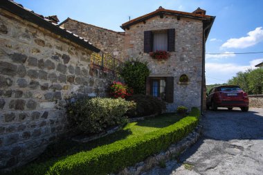 Arka Petrarka, İtalya - Haziran, 13, 2018: Arka Petrarka, İtalya eski bir kasabasında bir park araba duruyor