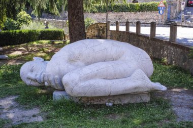 Arka Petrarka, İtalya - Haziran, 14, 2018: modern heykel Arka Petrarka, İtalya