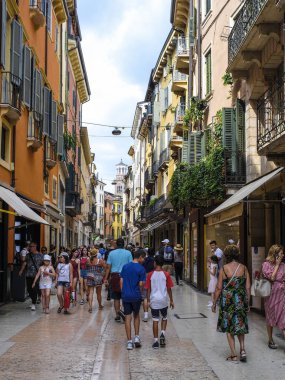  Verona, İtalya - Haziran, 16, 2018: Verona sokaklarında görüntüsünü
