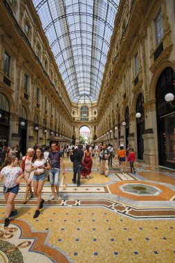 Milan, İtalya - Haziran, 17, 2018: Galleria Vittorio Emanuele II'nin içinde Milan