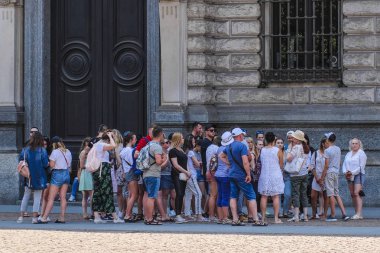 Milan, İtalya - Haziran, 17, 2018: turist grubu Milan