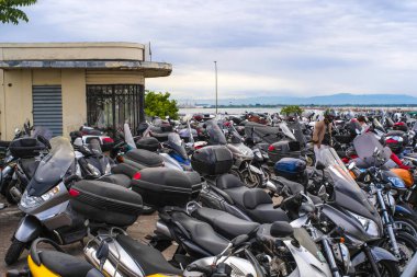 Venice, İtalya - Haziran, 28: Venedik, İtalya'da otopark motosiklet. Bu Park Venedik entrence yeri. Bu şehirde sadece araba veya motosiklet, ama bisiklet hiçbir sürücü. Sadece tekneler.