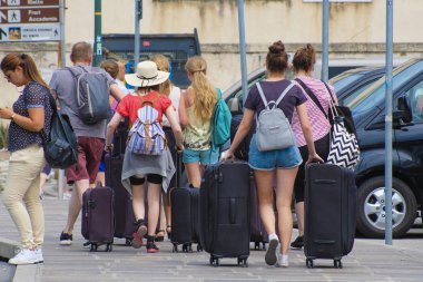 Venice, İtalya - Jine, 28, 2018: tiurists ile seyahat çantaları bir merkezi Venedik, İtalya