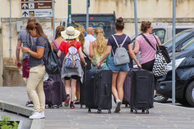 Venice, İtalya - Jine, 28, 2018: tiurists ile seyahat çantaları bir merkezi Venedik, İtalya