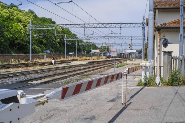 Moncelice Itália Junho 2018 Barreira Fechada Travessia Ferroviária — Fotografia de Stock