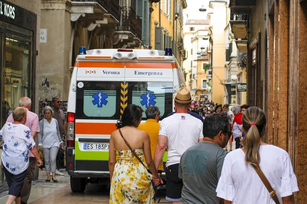 Verona Giugno 2018 Ambulanza Sfonda Folla Turisti Verona — Foto Stock