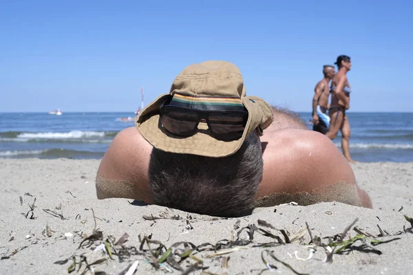 Мужчина Загорает Пляже Шапкой Голове — стоковое фото