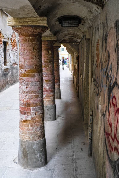 Veneza Itália Jine 2018 Colunas Uma Rua Pedonal Centro Veneza — Fotografia de Stock